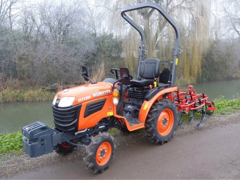 Kubota B1181 compact tractor met schoffelmachine