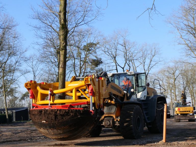 Groot, groter, grootst!! De Damcon KLR-3000 2M boomverplanter