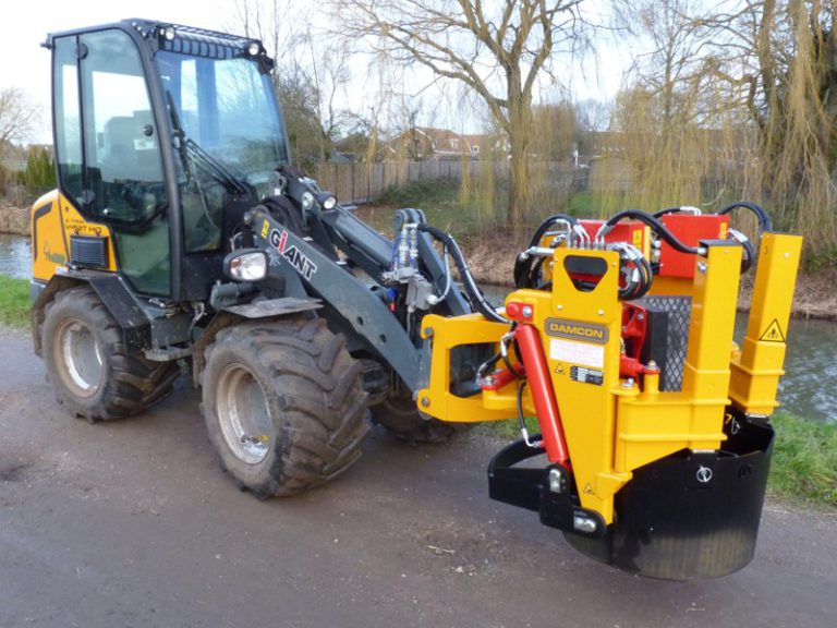 Kluitenrooier KLR-700 ST met bomenklem gemonteerd op een Giant kniklader
