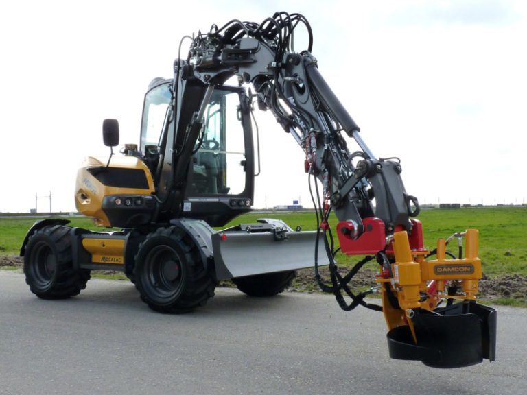 Mecalac 7MWR met een KLR-300-M ST kluitensteker gemonteerd