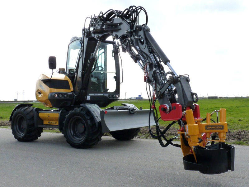 Mecalac 7MWR met een KLR-300-M ST kluitensteker gemonteerd