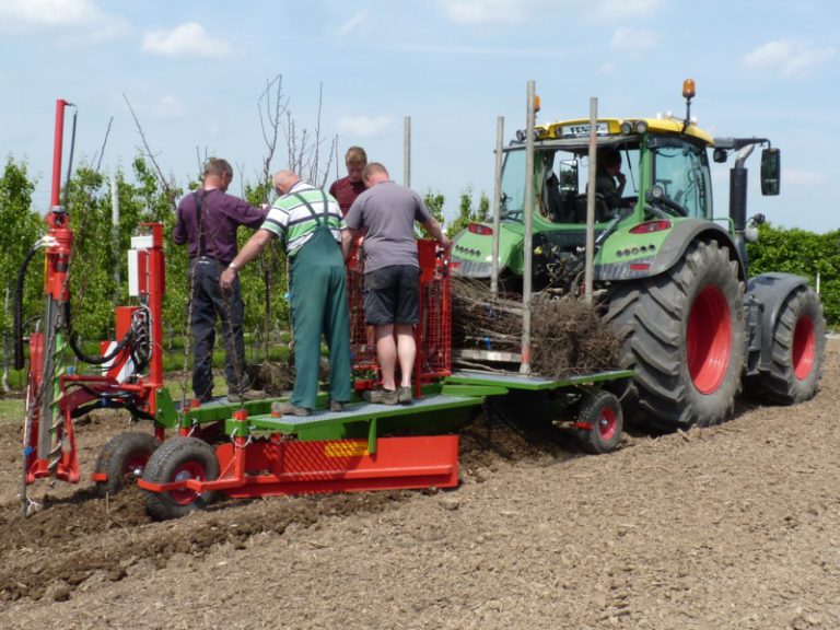 PL-40 F3 plantmachine fruitbomen en betonpalen op GPS