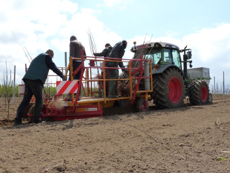 PL-40 F2 plantmachine fruitbomen en boren van betonpalen op GPS - 2