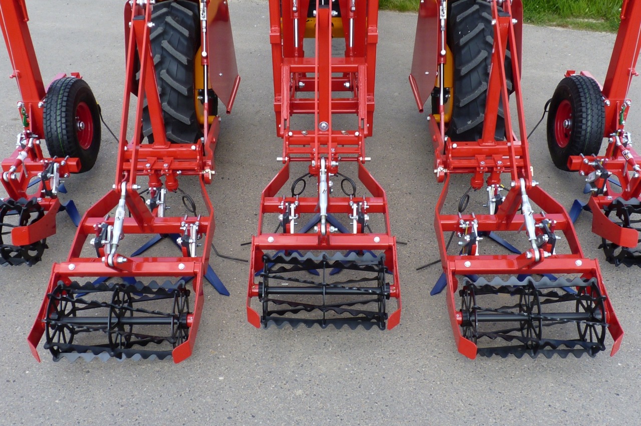 Foto 5 rijen schoffelen met een Multitrike portaal tractor