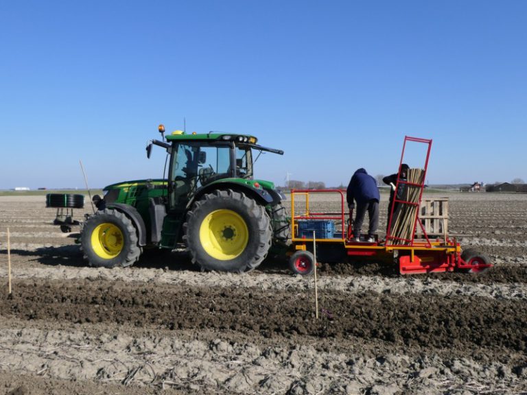 Irrigatieslang leggen met PL-40 plantmachine