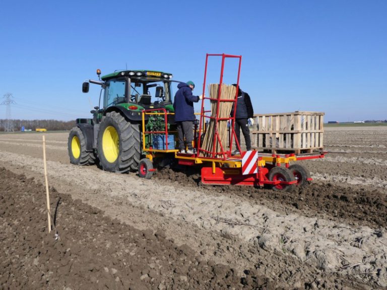 Irrigatieslang leggen met PL-40 plantmachine