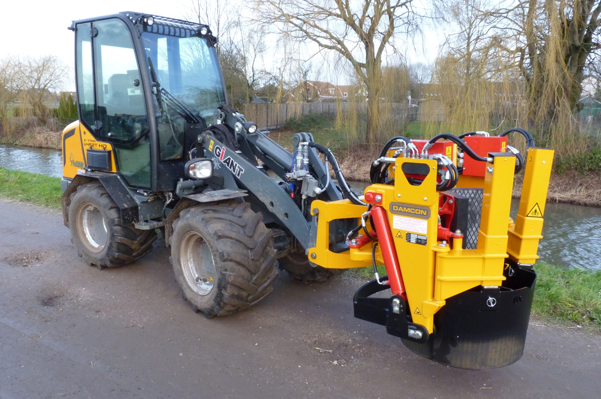 Kluitenrooier KLR-700 ST met bomenklem gemonteerd op een Giant kniklader