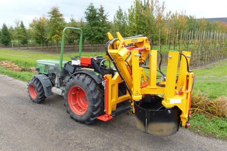Kluitenrooier KLR-800 AB met bomenklem gemonteerd op een Fendt 270V