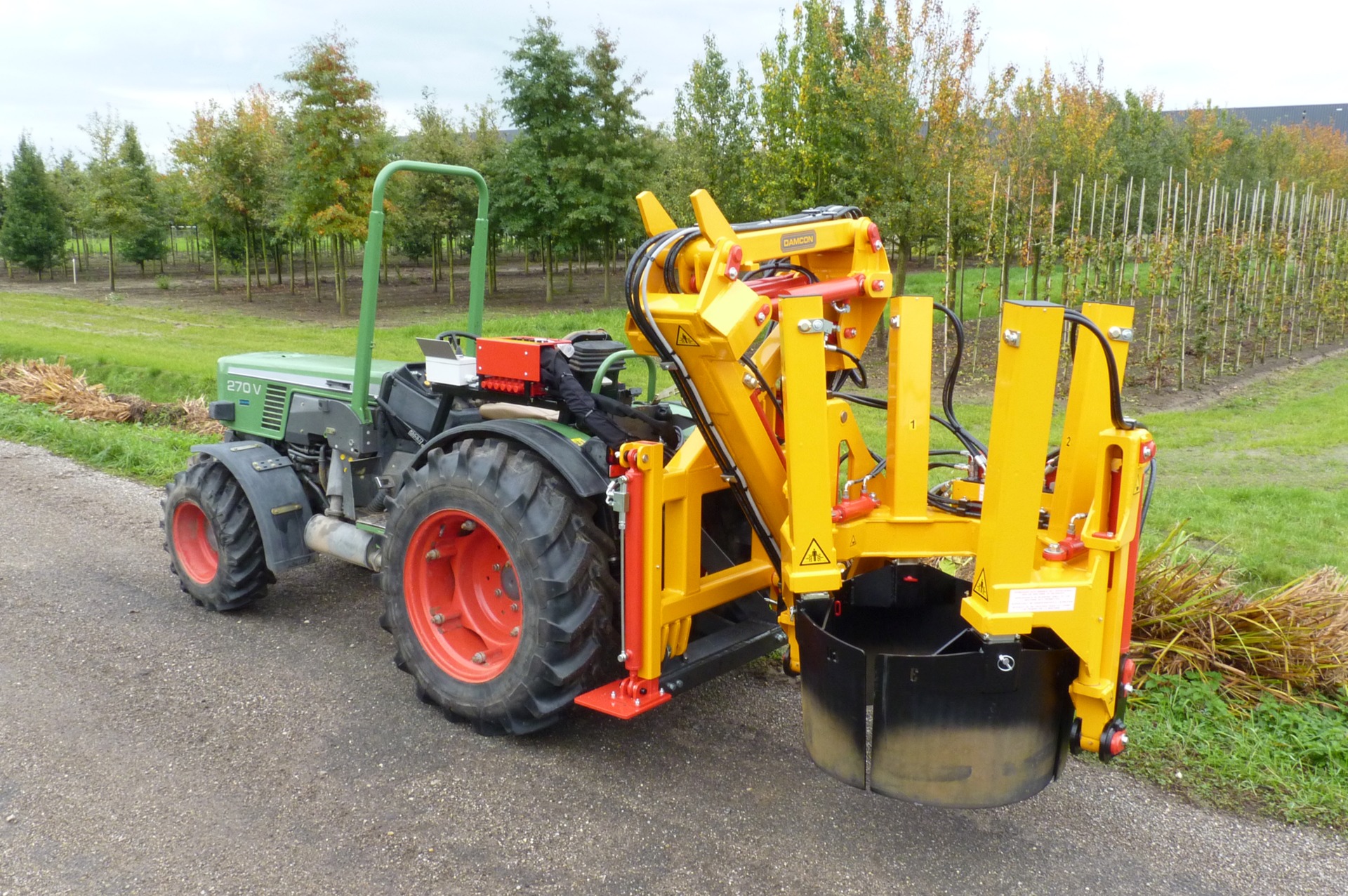 Kluitenrooier KLR-800 AB met bomenklem gemonteerd op een Fendt 270V