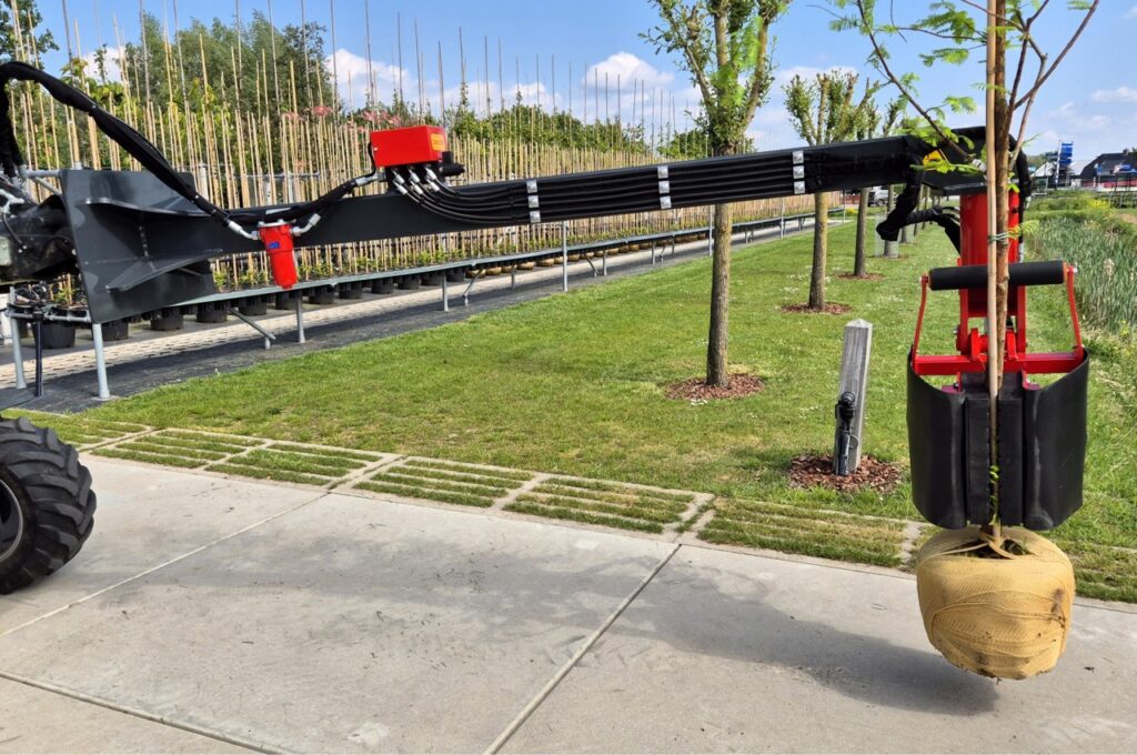 Hydraulische bomenlaadklem (HBK) aan laadjib met rotator en snelwissel voor Norcar