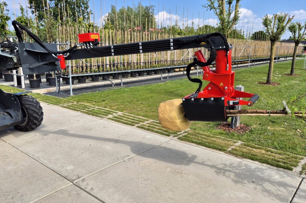 Hydraulische bomenlaadklem (HBK) aan laadjib met rotator en snelwissel voor Norcar