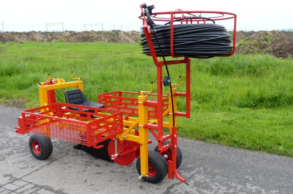 Paulownia planten met de Damcon PL-10 en druppelslang leggen