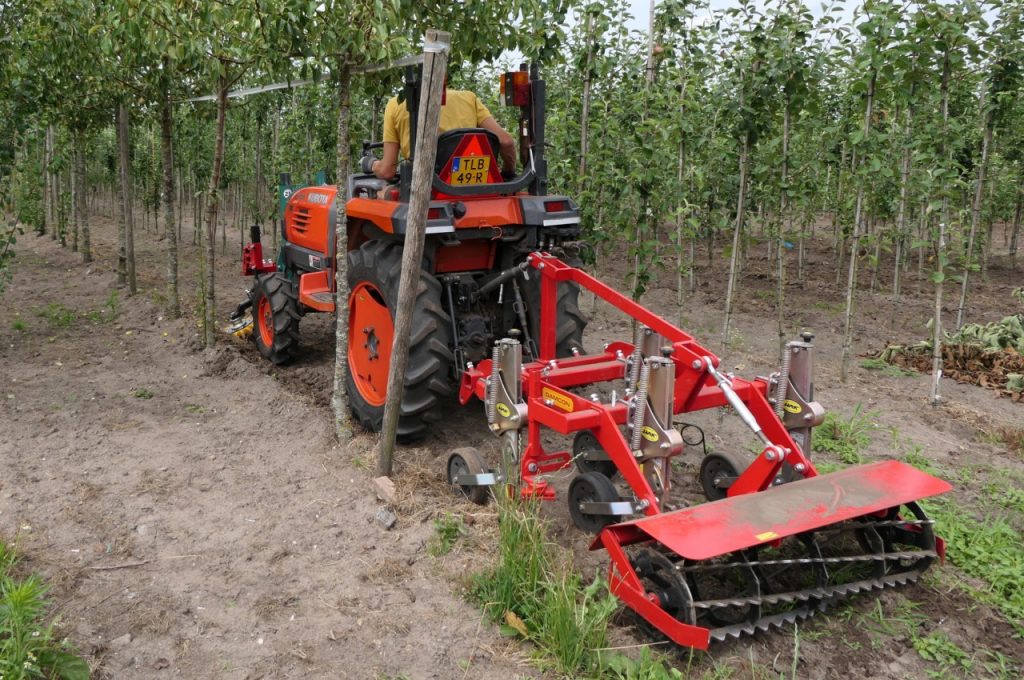 Vingerwieders voorop schoffelmachine