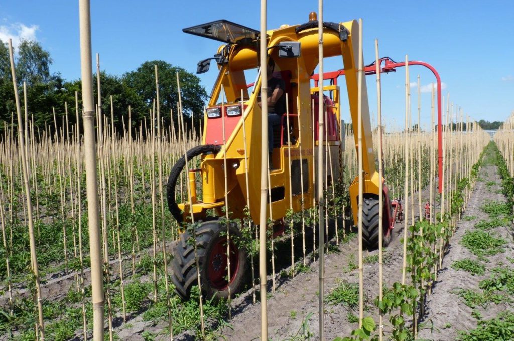 onkruidbestrijding met LVS - Multitrike portaaltractor